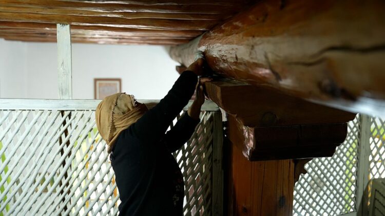 Tarihi camiyi kadınlar imece usulü ile temizledi