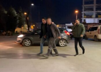 Tartıştığı kayınbiraderi ile araya girmek isteyen eşini bıçakladı