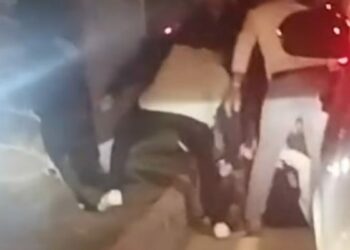 Tartıştıkları kişiyi yere yatırıp darbettiler