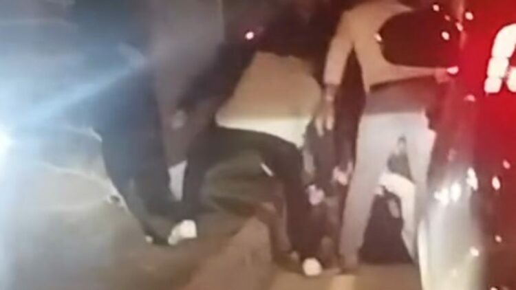 Tartıştıkları kişiyi yere yatırıp darbettiler