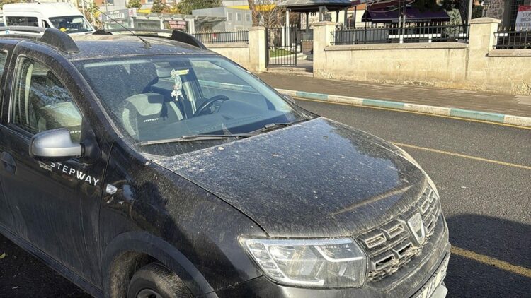 Tekirdağ'da toz taşınımı; araçlar çamurla kaplandı