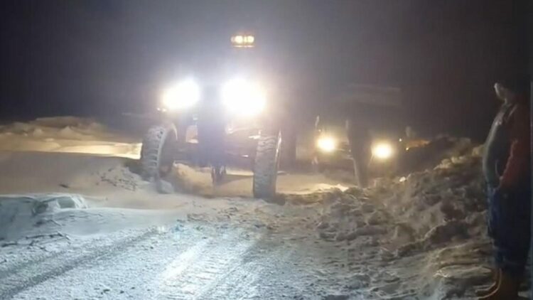 Tipi nedeniyle yolda mahsur kalan 30 kişi kurtarıldı; okullara 1 gün ara verildi