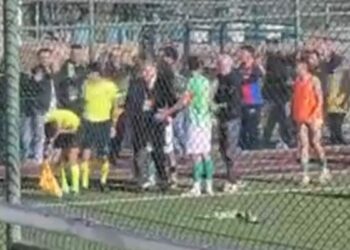 Tribünden hakeme skuter attı; o anlar kamerada