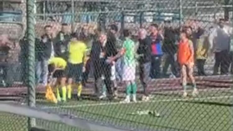 Tribünden hakeme skuter attı; o anlar kamerada