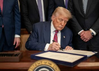 Trump'tan İran ile ticaret yapan ülkelere ek gümrük vergisi