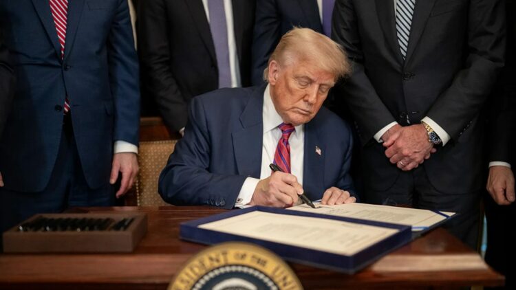 Trump'tan İran ile ticaret yapan ülkelere ek gümrük vergisi