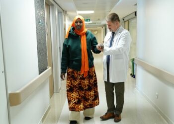 Tüberküloza bağlı felç kalan Hoche, Türkiye’de yürümeye başladı