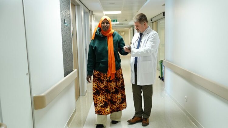 Tüberküloza bağlı felç kalan Hoche, Türkiye’de yürümeye başladı