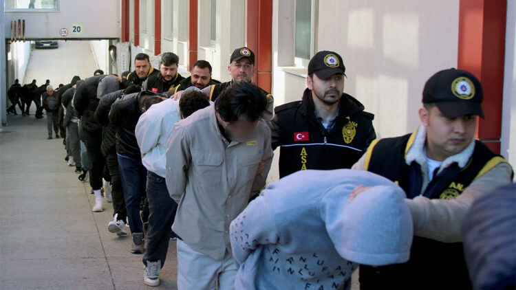 Usulsüz reçeteyle temin ettikleri ilaçları satan çeteye ‘Son Reçete’ operasyonu