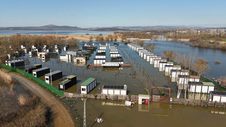 Uluabat Gölü çevresinde su altında kalan evler dronla görüntülendi