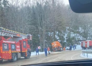 Uludağ yolunda kayan tuzlama aracı otomobile çarptı; 3 yaralı