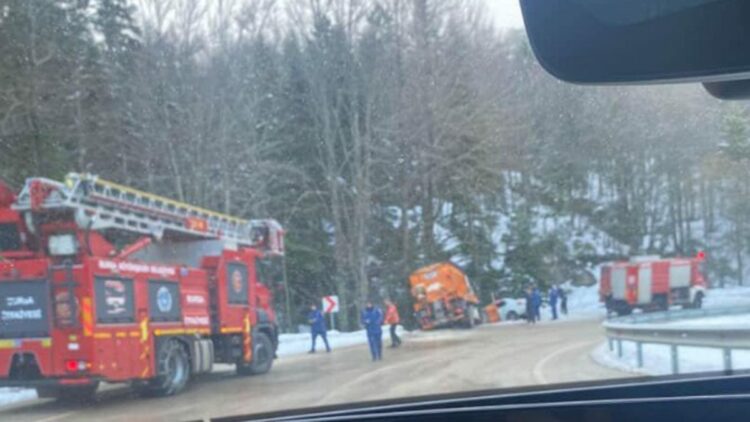 Uludağ yolunda kayan tuzlama aracı otomobile çarptı; 3 yaralı
