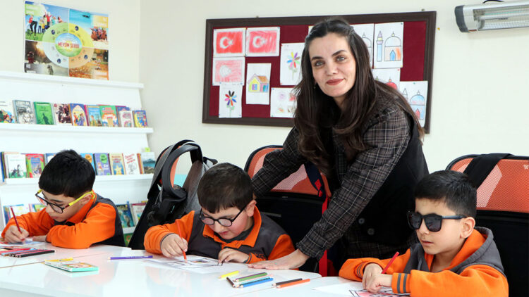Görme engelliler için açılan özel sınıfta öğrenciler sosyalleşiyor