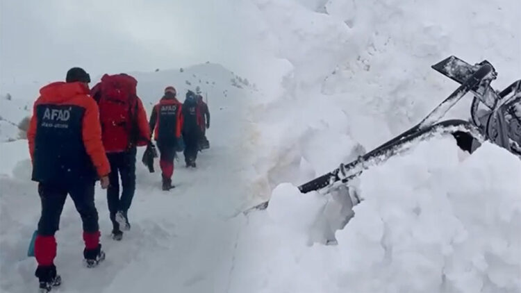 Verici istasyonundaki arızaya giden ekibin üzerine çığ düştü