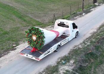 Oto kurtarıcı üzerine yerleştirdiği dev buketle evlilik teklifi etti
