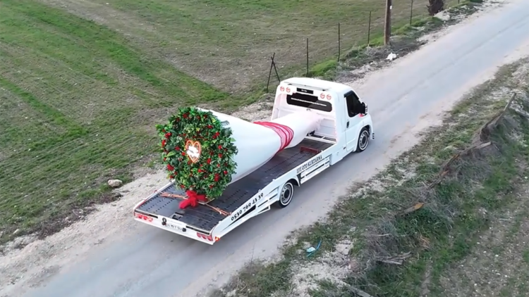 Oto kurtarıcı üzerine yerleştirdiği dev buketle evlilik teklifi etti