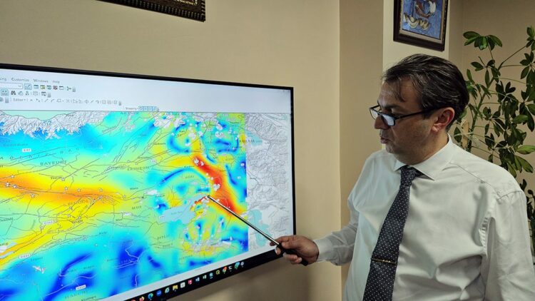 Van hattı Kars'tan İran'a kadar deprem açısından en gergin yer