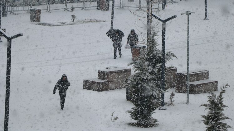 Van'da kardan 40 yerleşim yeri ulaşıma kapandı