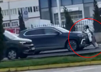 Bursa'da yola çıkan bir kadın trafiği durdurdu
