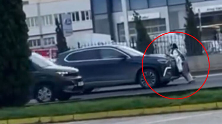 Bursa'da yola çıkan bir kadın trafiği durdurdu