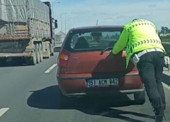 Yolda kalan sürücünün imdadına trafik polisi yetişti