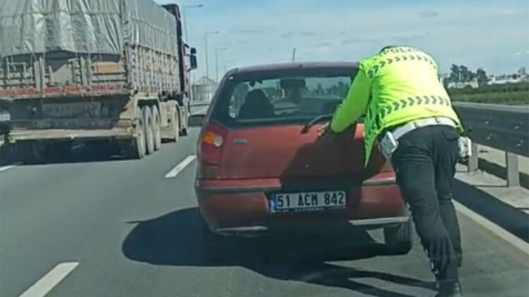 Yolda kalan sürücünün imdadına trafik polisi yetişti