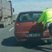 Yolda kalan sürücünün imdadına trafik polisi yetişti