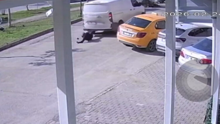 Cep telefonu ile ilgilenen yayaya kamyonet çarptı