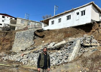 Yağış nedeniyle istinat duvarı çöktü, evin temeli ortaya çıktı