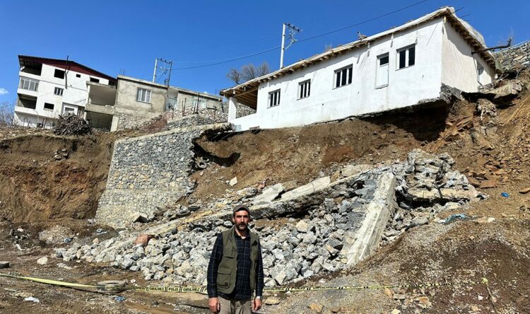 Yağış nedeniyle istinat duvarı çöktü, evin temeli ortaya çıktı