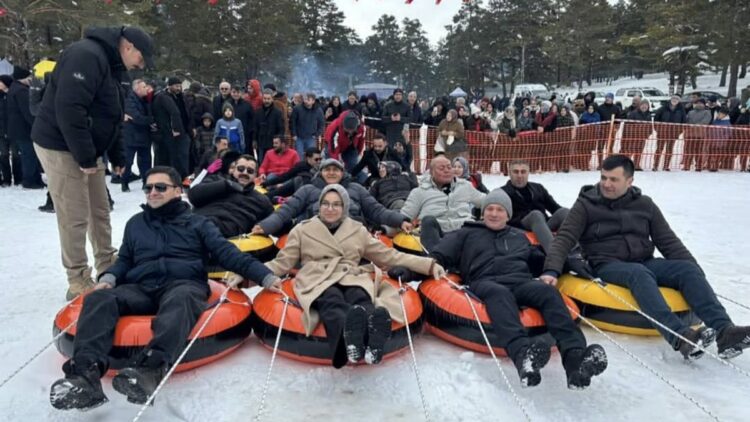 Yaylada kış festivali; ekskavatörle kayak yaptılar