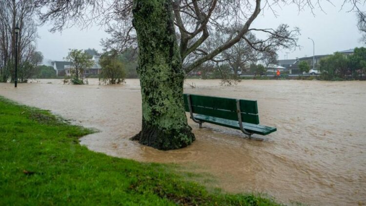 Yeni Zelanda'da 30 binden fazla hane elektriksiz kaldı