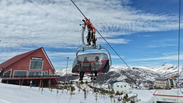 Yıldız Dağı Kayak Merkezi'nde arama-kurtarma tatbikatı