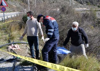 Yol kenarındaki şarampolde kadın cesedi bulundu
