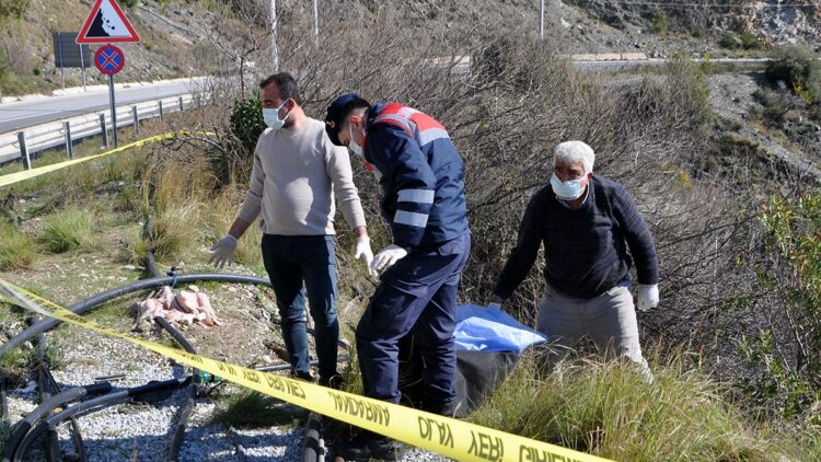Yol kenarındaki şarampolde kadın cesedi bulundu