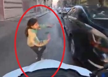 Yola fırlayan çocuk, motosikletin altında kalmaktan son anda kurtuldu