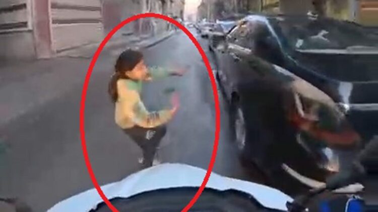 Yola fırlayan çocuk, motosikletin altında kalmaktan son anda kurtuldu