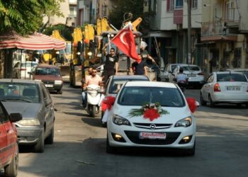 'Yolu kes Can': Bir hayatta kalma sanatı olarak düğün konvoyu!