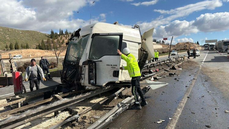 Yön tabelasına çarpan kamyonun kupası koptu