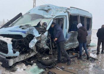 Yüksekova'da halk otobüsüyle minibüs çarpıştı: 18 yaralı