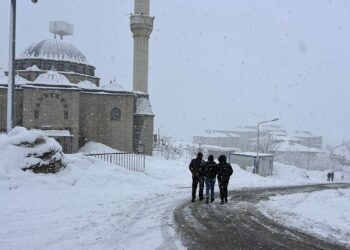 Yüksekova'da kar yağışı nedeniyle 28 yerleşim yeri ulaşıma kapandı
