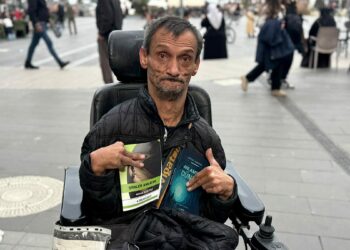 Yüzde 90 bedensel engelli, tek eliyle 3 kitap yazdı