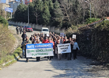 Zonguldak'ta vahşi çöp depolama alanındaki atıklar sahillere saçılıyor