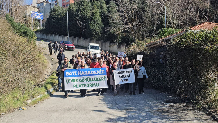 Zonguldak'ta vahşi çöp depolama alanındaki atıklar sahillere saçılıyor