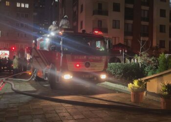 Zeytinburnu'nda site otoparkında yangın: 5 araç zarar gördü 