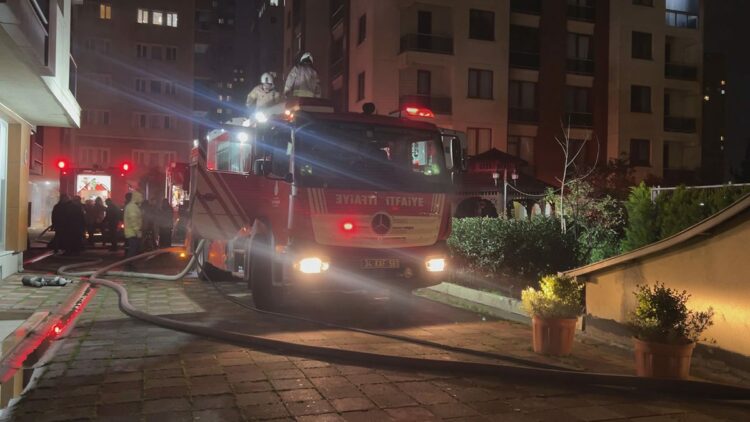 Zeytinburnu'nda site otoparkında yangın: 5 araç zarar gördü 