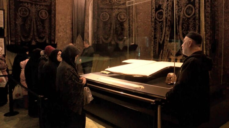 Ziyarete açılan Hırka-i Şerif'e yoğun ilgi