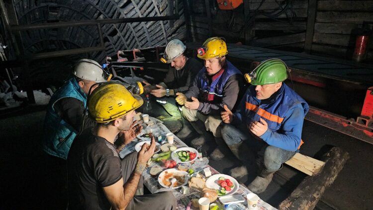 Zonguldak'ta madenciler, yerin metrelerce altında ilk sahurunu yaptı