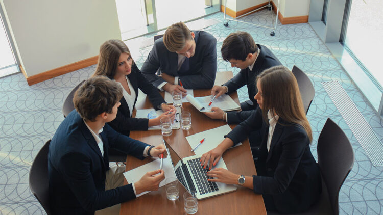 Kendini her şeyi biliyor sanan insanlar