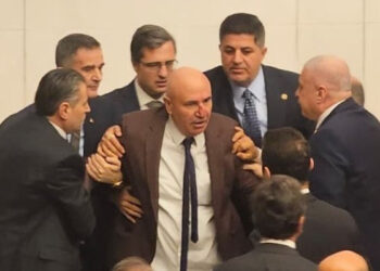 Kürsüyü fiilen işgalli hâle getiren ilk hareket AKP grubu tarafından gerçekleştirilmiştir